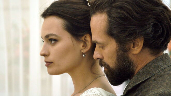 Emma Mackey et Romain Duris à l'écran : pourquoi leur duo dans "Eiffel" fait polémique ce soir sur M6