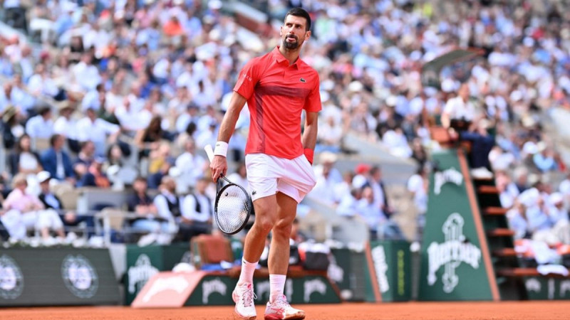 Djokovic signe sa 100e victoire à Roland-Garros et rejoint Zverev en quarts