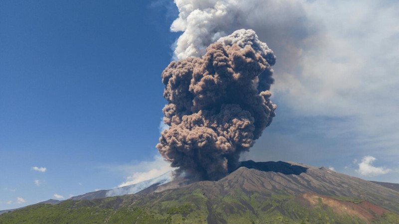 Éruption spectaculaire de l’Etna : panache géant, coulée pyroclastique et vigilance en Sicile