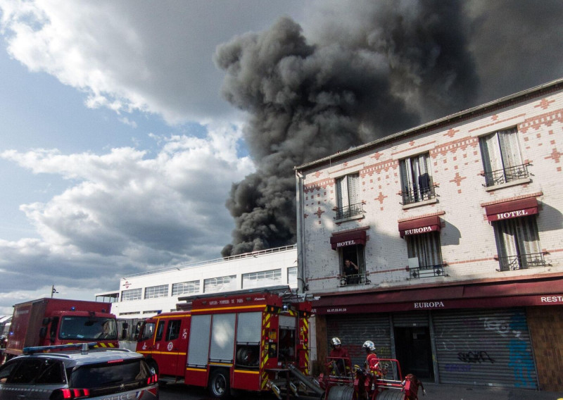 Incendie spectaculaire à Gennevilliers : un entrepôt en flammes, pas de danger pour la population