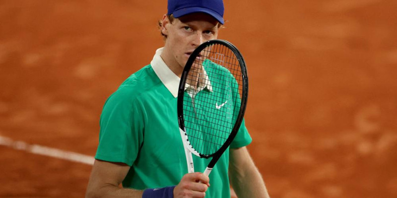 Jannik Sinner : Le Phénomène Italien qui a Fait Vibrer le Court Philippe-Chatrier