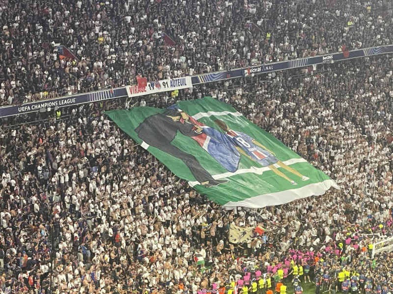 Luis Enrique : Un Tifo pour Xana, l’Hommage Émouvant qui Marque la Finale du PSG