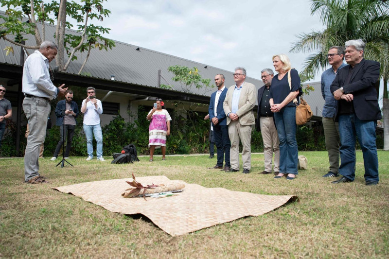 Marine Le Pen bousculée à Nouméa : tensions autour de sa visite et de ses propositions pour la Nouvelle-Calédonie