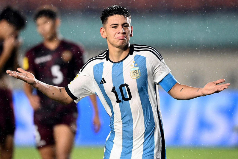 Mercato : Claudio Echeverri, la pépite argentine de Manchester City, tout proche d’un prêt à l’OL