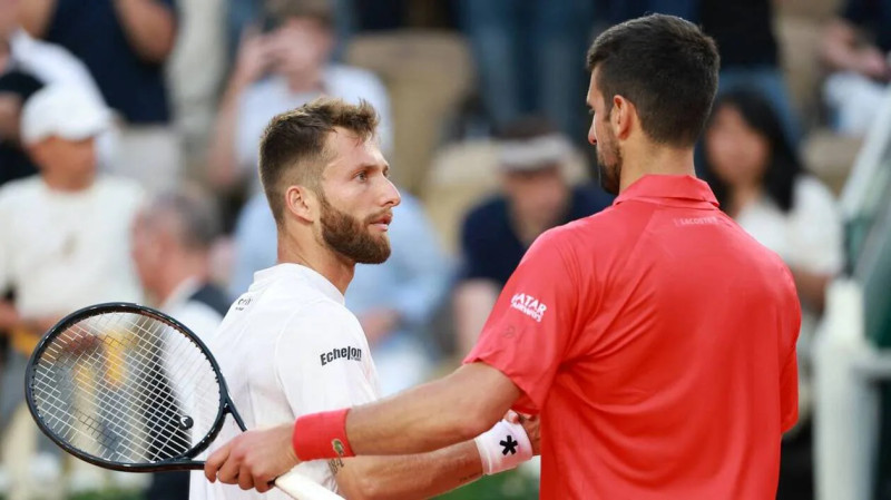 Moutet – Djokovic à Roland-Garros : le Français peut-il créer la surprise que tout le monde attend ?