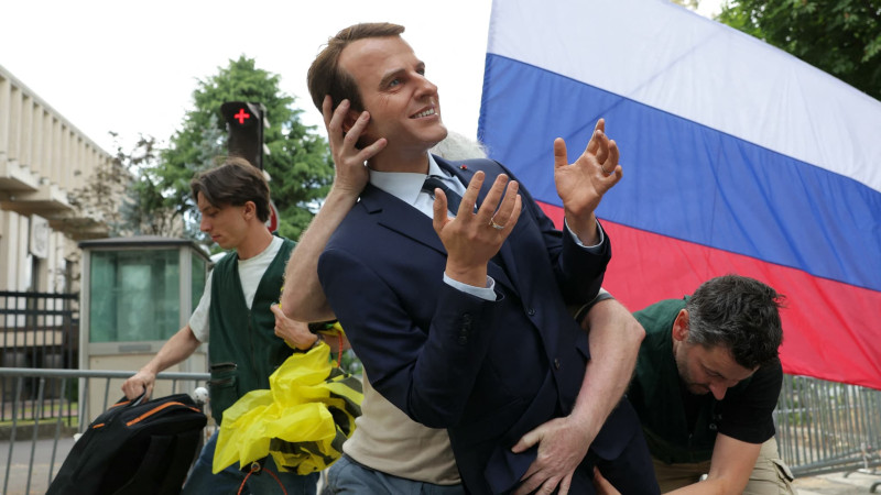 Musée Grévin : Greenpeace dérobe la statue d’Emmanuel Macron pour dénoncer les liens économiques avec la Russie