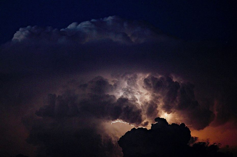 Orages supercellulaires : la Loire et le Puy-de-Dôme frappés par des phénomènes météo extrêmes