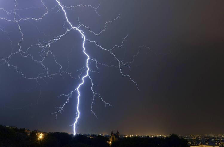 Orages sur la France : vigilance orange dans 10 départements, Paris sous surveillance