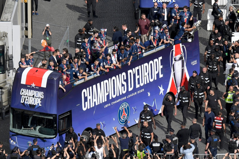 Parade triomphale du PSG sur les Champs-Élysées : 110 000 supporters en liesse pour célébrer la Ligue des champions