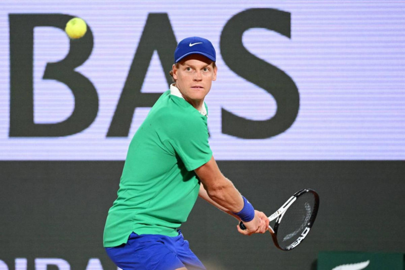 Sinner écrase Rublev en night session : cap sur les quarts à Roland-Garros