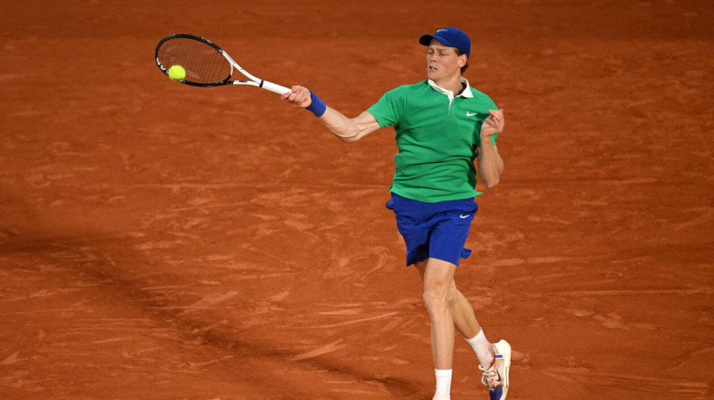 Sinner écrase Rublev en night session et file en quarts à Roland-Garros