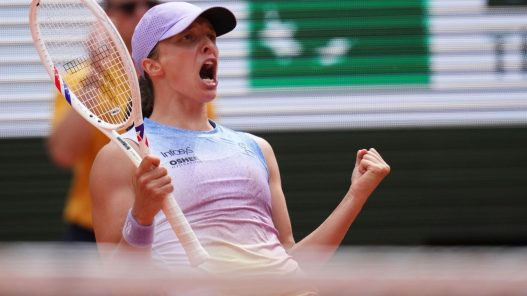 Swiatek renverse Rybakina à Roland-Garros et file en quarts après un duel épique