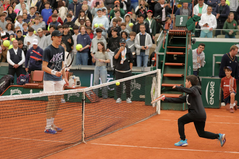 Yannick Noah illumine Roland-Garros 2025 : Hommage vibrant et record de solidarité