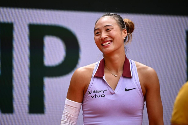 Zheng Qinwen dompte Samsonova : cap historique en quarts de Roland-Garros !