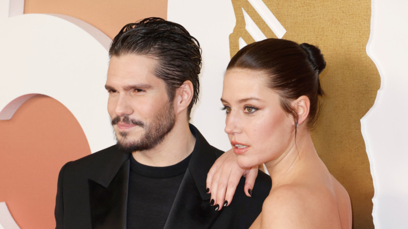 Adèle Exarchopoulos : rumeurs de grossesse démenties et silhouette audacieuse à Paris