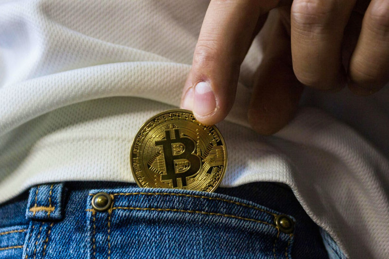 Bitcoin : le cours flirte avec les 123 000 dollars dans un marché hésitant