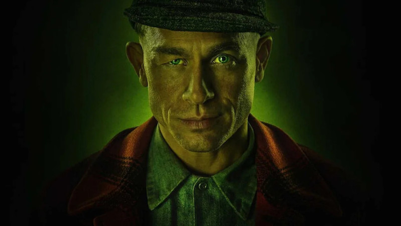 Charlie Hunnam terrifie en Ed Gein pour la saison 3 de Monstre