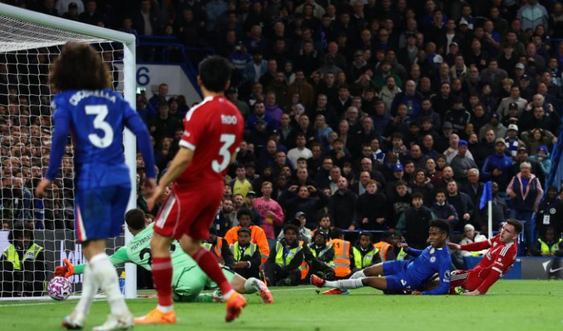 Chelsea terrasse Liverpool : un but tardif propulse Arsenal en tête de la Premier League