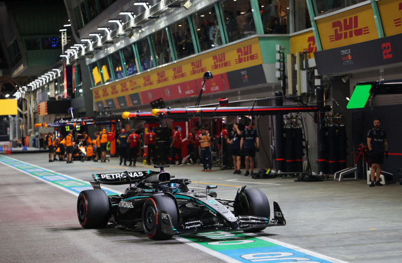 F1 : Russell décroche la pole à Singapour, Verstappen en embuscade