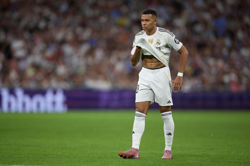 Real Madrid bat Villarreal 3-1, mais alerte Mbappé avec une blessure à la cheville