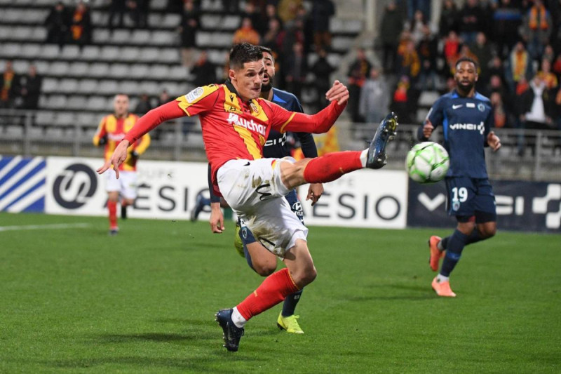 Résultats foot : Surprises en Ligue 2 et victoires inattendues en Europe