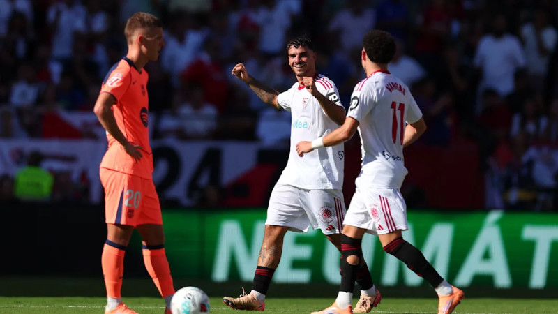 Sevilla terrasse Barcelone 4-1 : Première défaite choc en Liga pour les Catalans