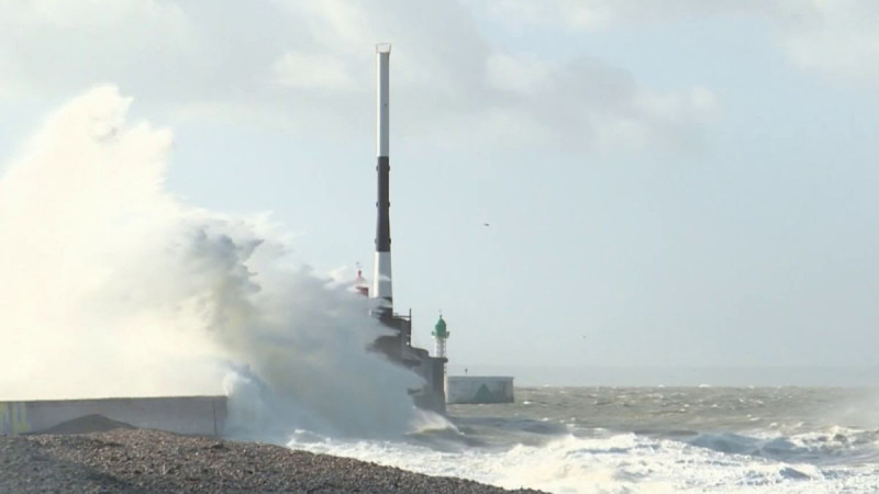 Tempête Amy : vents furieux et tragédie à Étretat, deux morts dans le nord