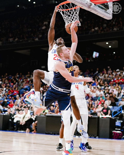 Nikola Jokić mène les Nuggets face aux Clippers dans un match intense