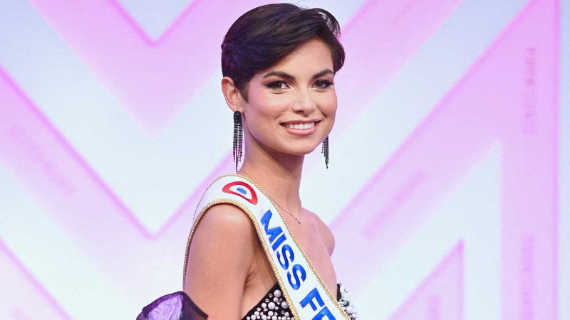 Ève Gilles: Une Présentation Éblouissante en Hommage à Jeanne d'Arc pour Miss Univers 2025