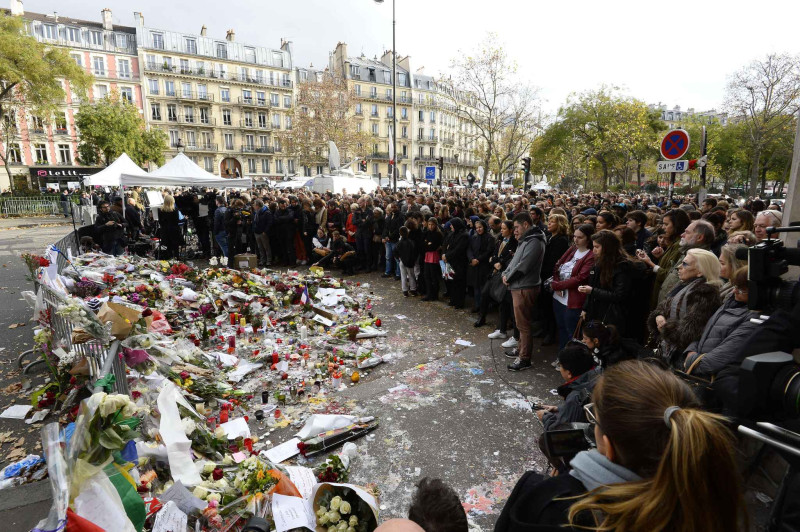 France Honore les Victimes des Attentats de Paris 2015