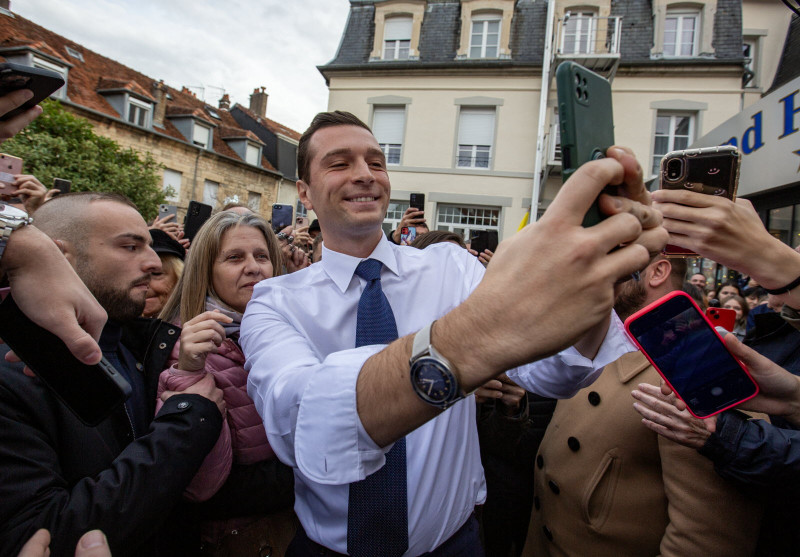Incident à la Foire de Vesoul: Jordan Bardella Enfariné par un Lycéen de 17 Ans
