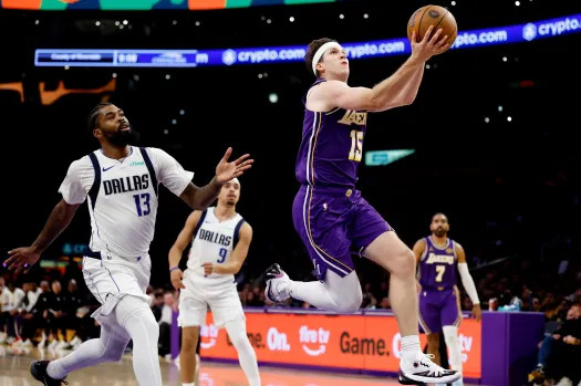 Les Lakers dominent les Mavericks avec une performance exceptionnelle d'Austin Reaves