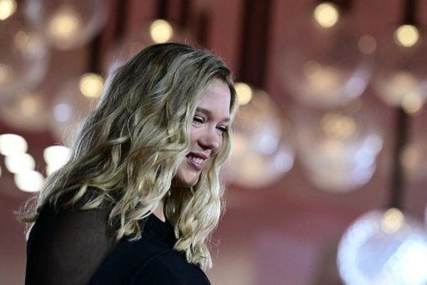 Léa Seydoux: L'Étoile qui Illumine les Champs-Élysées