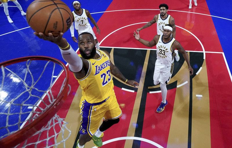 Les **Lakers** triomphent sur les **76ers** grâce à une performance impressionnante de **LeBron James** 