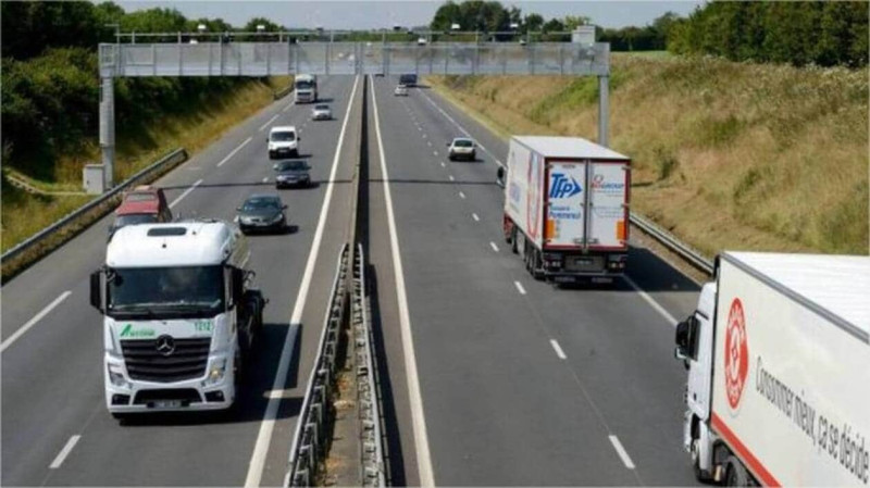 Les agriculteurs bloquent les autoroutes pour manifester contre l'abattage des troupeaux