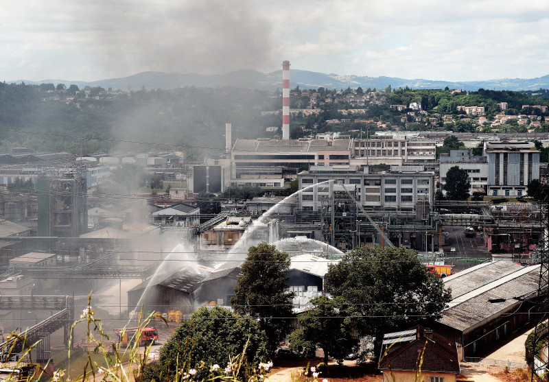 Explosion à Saint-Fons: Une Usine Chimique Classée Seveso Ébranlée