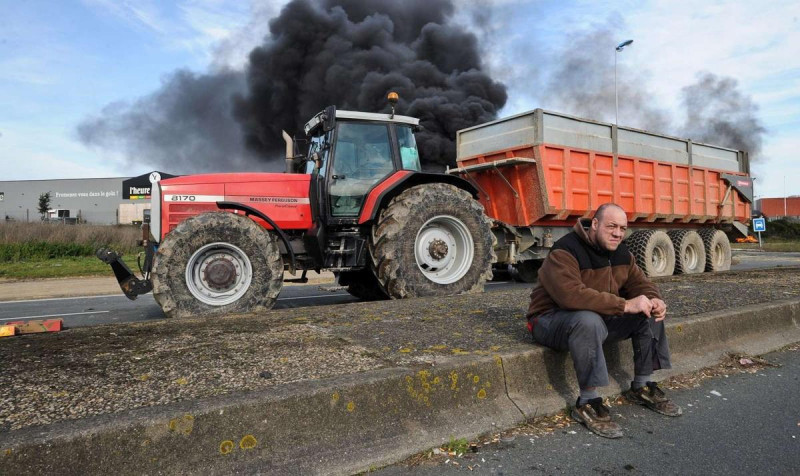 Blocages Agriculteurs à La Rochelle : L'autoroute A64 en État de Siège