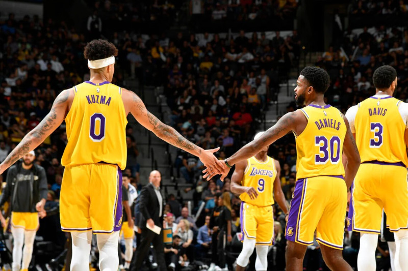 Les Lakers et les Spurs s'affrontent dans un match de NBA Cup palpitant