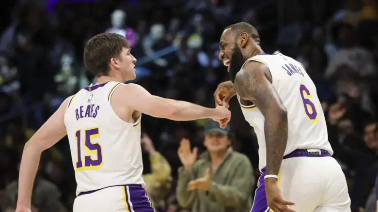Les Lakers S'imposent grâce à Hachimura et Reaves, la Série de Lebron Terminée