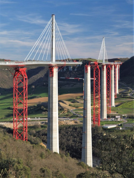 Le Viaduc de Millau : Un Géant Sous la Neige