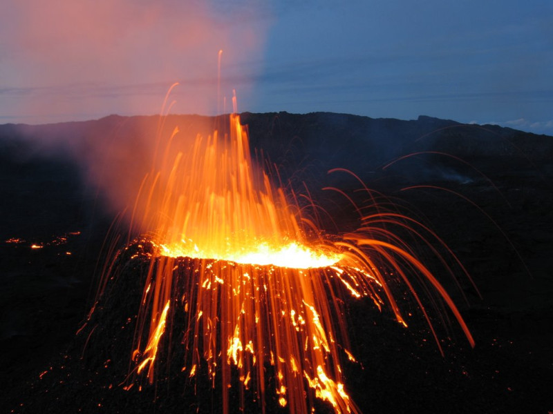Le Piton de la Fournaise entre en éruption: Un phénomène spectaculaire à La Réunion