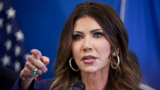 L'actualité de Jonathan Ross et ses liens avec Renee Good, Kristi Noem, Nicole Good, et Minneapolis