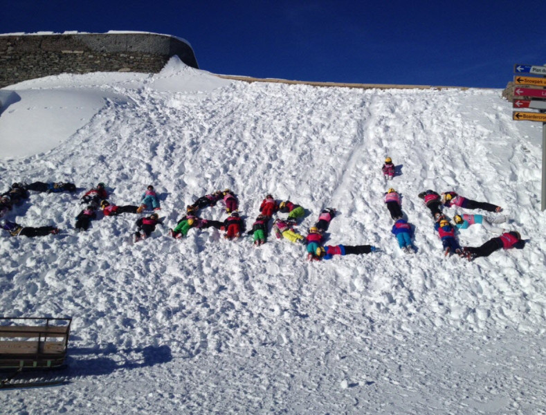 Les Brûlés font du Ski : une Parodie de Charlie Hebdo qui Enflamme la Toile