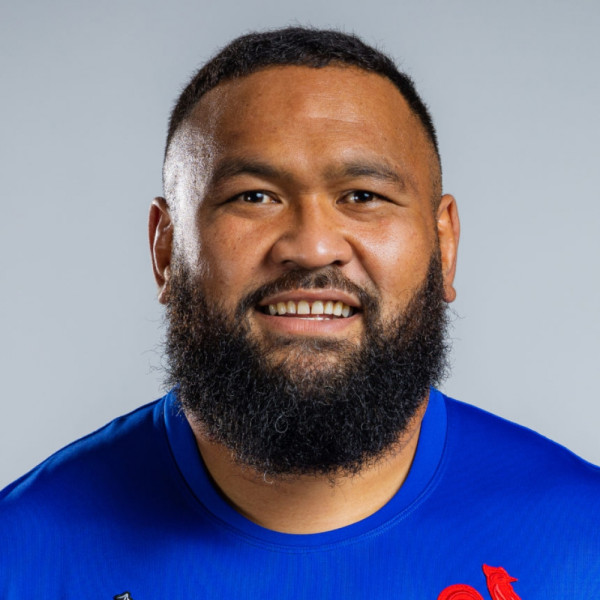 Un Oeil sur le Phénomène Uini Atuino, l'Étoile Montante du Rugby