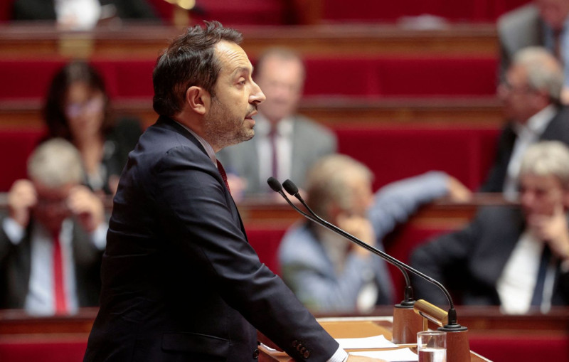 Vincent Jeanbrun: Le Ministre du Logement Navigue les Eaux Politiques