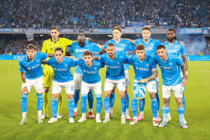 Le Napoli trébuche à Cagliari: la victoire avec McTominay et la montée à la deuxième place en Serie A