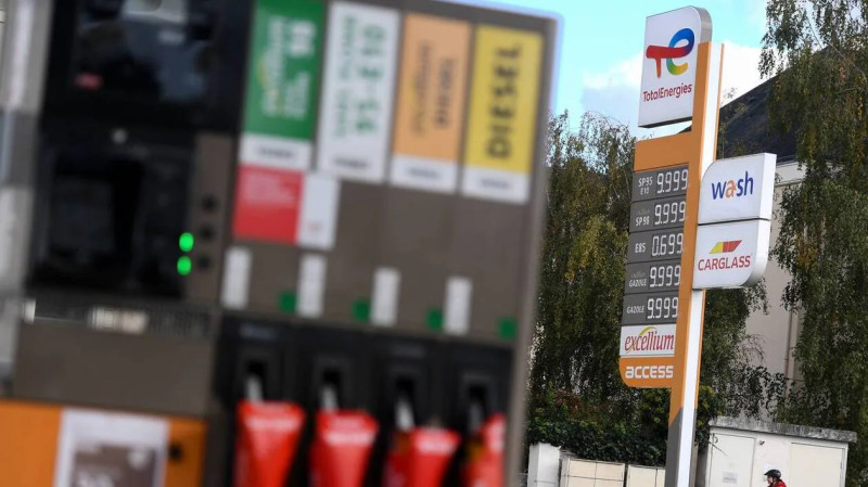 Pénurie de carburant : la France en alerte face aux embouteillages aux stations Total