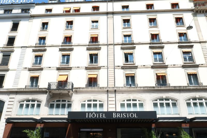 Incendie à l'Hôtel Bristol Paris : Une Intervention Rapide Pour Sauver le Joyau de la Capitale