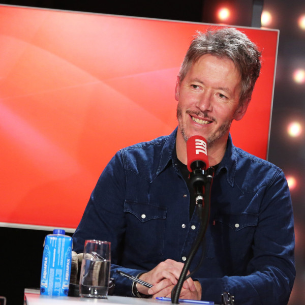 Jean-Luc Lemoine : L'Exploration de l'Absurde par un Humoriste Français