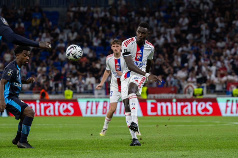 **Maxifoot: Moussa Niakhaté et l'Olympique Lyonnais face aux défis**